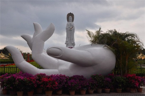 悬崖勒马的近义词（悬崖勒马的近义词和反义词）